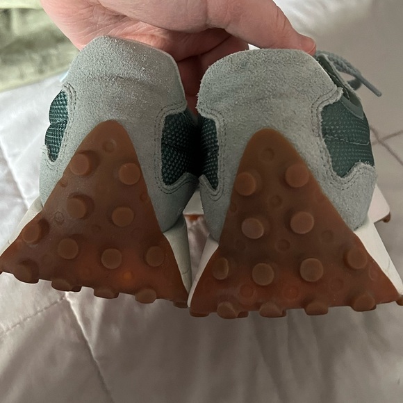 MAKE AN OFFER NEW BALANCE 327 Heritage Sneakers in Sage Juniper - Picture 3 of 6